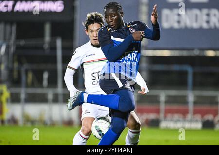 Denderleeuw, Belgio. 9 novembre 2024. Takahiro Akimoto dell'OHL e Dembo Sylla di Dender in azione durante una partita di calcio tra FCV Dender EH e Oud-Heverlee Leuven, sabato 9 novembre 2024 a Denderleeuw, il giorno 14 della stagione 2024-2025 della prima divisione del campionato belga 'Jupiler Pro League'. BELGA PHOTO TOM GOYVAERTS credito: Belga News Agency/Alamy Live News Foto Stock