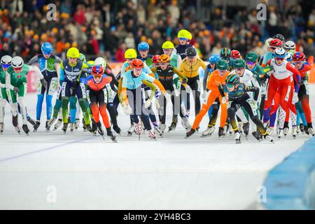 Heerenveen, Paesi Bassi. 9 novembre 2024. HEERENVEEN, PAESI BASSI - 9 NOVEMBRE: Peloton che gareggia nella maratona durante lo Speed Skating WCQT il 9 novembre 2024 a Heerenveen, Paesi Bassi (foto di Douwe Bijlsma/Orange Pictures) crediti: Orange Pics BV/Alamy Live News Foto Stock