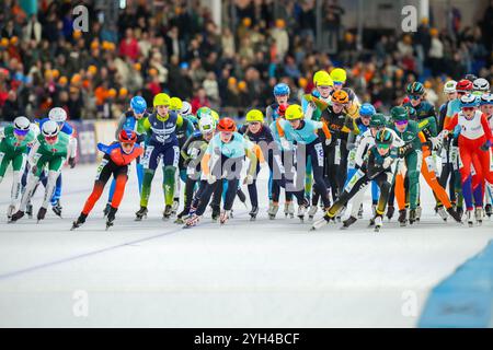 Heerenveen, Paesi Bassi. 9 novembre 2024. HEERENVEEN, PAESI BASSI - 9 NOVEMBRE: Peloton che gareggia nella maratona durante lo Speed Skating WCQT il 9 novembre 2024 a Heerenveen, Paesi Bassi (foto di Douwe Bijlsma/Orange Pictures) crediti: Orange Pics BV/Alamy Live News Foto Stock