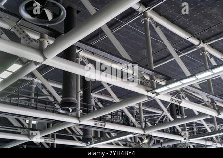 Moderna struttura del tetto in acciaio con condotti di ventilazione Foto Stock