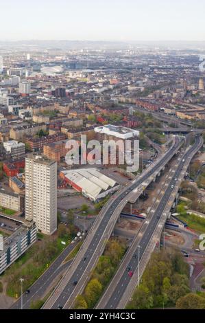 Vista aerea della città di Glasgow verso ovest sull'autostrada M8 Foto Stock