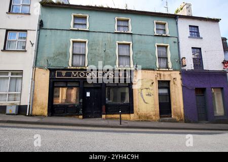edifici abbandonati tra cui il vecchio pub mooneys ballinrobe, contea di mayo, repubblica d'irlanda Foto Stock