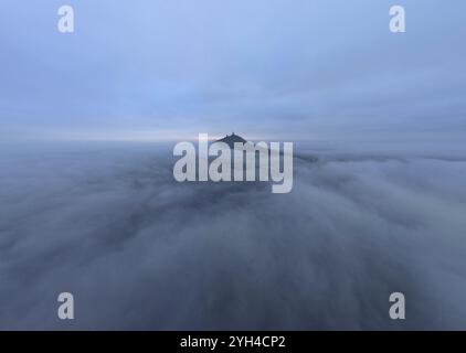 Vista mozzafiato dall'aria di un drone su Hazmburk (Hasenburg) vecchio castello medievale su una collina solitaria negli altopiani della Boemia centrale (Ceske stredohori), in Cechia. Foto Stock