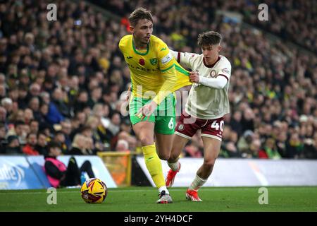 Callum Doyle di Norwich City combatte per il pallone contro George Earthy di Bristol City durante il match per lo Sky Bet Championship a Carrow Road, Norwich. Data foto: Sabato 9 novembre 2024. Foto Stock