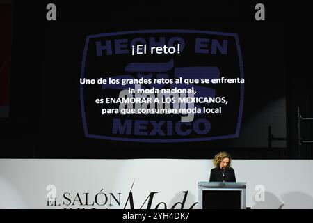 LEON, MESSICO - 8 NOVEMBRE. Mercedes Benz Fashion Week Mexico Director, Beatriz Calles keynote Los Reyes de la Moda durante CANAIVE El Salon de la Moda a Casa de Piedra l'8 novembre 2024 a Leon, Messico. (Foto di JVMODEL) credito: JVMODEL/Alamy Live News Foto Stock