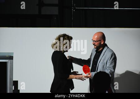 LEON, MESSICO - 8 NOVEMBRE. Hermes Villafuerte assegna un premio di riconoscimento al direttore della Mercedes Benz Fashion Week Mexico, Beatriz Calles dopo il keynote Los Reyes de la Moda durante CANAIVE El Salon de la Moda a Casa de Piedra l'8 novembre 2024 a Leon, Messico. (Foto di JVMODEL) credito: JVMODEL/Alamy Live News Foto Stock