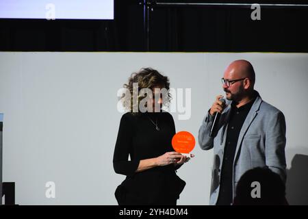 LEON, MESSICO - 8 NOVEMBRE. Hermes Villafuerte assegna un premio di riconoscimento al direttore della Mercedes Benz Fashion Week Mexico, Beatriz Calles dopo il keynote Los Reyes de la Moda durante CANAIVE El Salon de la Moda a Casa de Piedra l'8 novembre 2024 a Leon, Messico. (Foto di JVMODEL) credito: JVMODEL/Alamy Live News Foto Stock