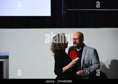 LEON, MESSICO - 8 NOVEMBRE. Hermes Villafuerte assegna un premio di riconoscimento al direttore della Mercedes Benz Fashion Week Mexico, Beatriz Calles dopo il keynote Los Reyes de la Moda durante CANAIVE El Salon de la Moda a Casa de Piedra l'8 novembre 2024 a Leon, Messico. (Foto di JVMODEL) credito: JVMODEL/Alamy Live News Foto Stock