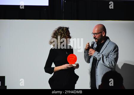 LEON, MESSICO - 8 NOVEMBRE. Hermes Villafuerte assegna un premio di riconoscimento al direttore della Mercedes Benz Fashion Week Mexico, Beatriz Calles dopo il keynote Los Reyes de la Moda durante CANAIVE El Salon de la Moda a Casa de Piedra l'8 novembre 2024 a Leon, Messico. (Foto di JVMODEL) credito: JVMODEL/Alamy Live News Foto Stock