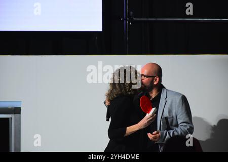 LEON, MESSICO - 8 NOVEMBRE. Hermes Villafuerte assegna un premio di riconoscimento al direttore della Mercedes Benz Fashion Week Mexico, Beatriz Calles dopo il keynote Los Reyes de la Moda durante CANAIVE El Salon de la Moda a Casa de Piedra l'8 novembre 2024 a Leon, Messico. (Foto di JVMODEL) credito: JVMODEL/Alamy Live News Foto Stock