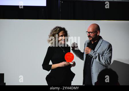 LEON, MESSICO - 8 NOVEMBRE. Hermes Villafuerte assegna un premio di riconoscimento al direttore della Mercedes Benz Fashion Week Mexico, Beatriz Calles dopo il keynote Los Reyes de la Moda durante CANAIVE El Salon de la Moda a Casa de Piedra l'8 novembre 2024 a Leon, Messico. (Foto di JVMODEL) credito: JVMODEL/Alamy Live News Foto Stock