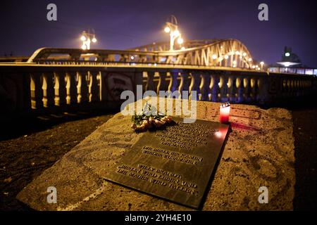 Berlino, Germania. 9 novembre 2024. Per celebrare l'anniversario della caduta del muro 35 anni fa, i fiori sono posati nella pietra commemorativa vicino al ponte Bösebrücke su Bornholmer Strasse. Credito: Joerg Carstensen/dpa/Alamy Live News Foto Stock