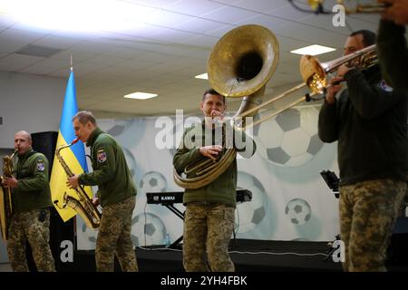 Odessa, Ucraina. 9 novembre 2024. Esibizione di musicisti dell'orchestra da concerto dell'Accademia militare di Odessa, Brass Band "Good Evening" nella hall dello stadio Chornomorets. Esibizione di musicisti dell'orchestra da concerto dell'Accademia militare di Odessa, Brass Band "Good Evening" nella hall dello stadio Chornomorets. L'obiettivo è sostenere il morale della popolazione durante l'aggressione militare della Federazione Russa. Credito: SOPA Images Limited/Alamy Live News Foto Stock