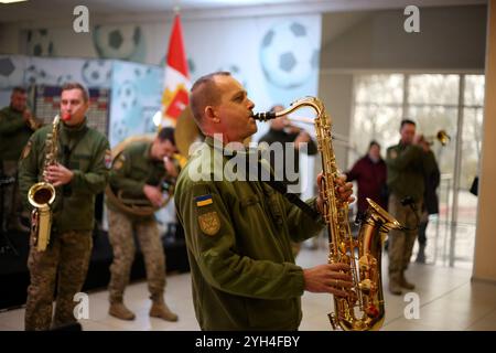 Odessa, Ucraina. 9 novembre 2024. Esibizione di musicisti dell'orchestra da concerto dell'Accademia militare di Odessa, Brass Band "Good Evening" nella hall dello stadio Chornomorets. Esibizione di musicisti dell'orchestra da concerto dell'Accademia militare di Odessa, Brass Band "Good Evening" nella hall dello stadio Chornomorets. L'obiettivo è sostenere il morale della popolazione durante l'aggressione militare della Federazione Russa. Credito: SOPA Images Limited/Alamy Live News Foto Stock