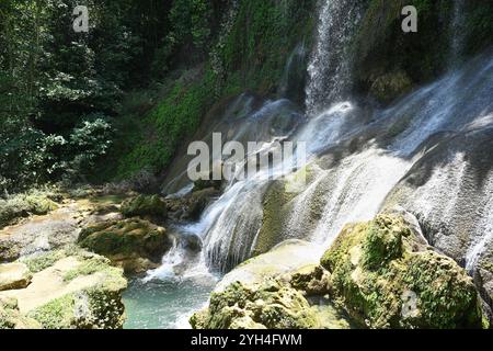 Le bellissime cascate El Nicho a Cuba. El Nicho si trova all'interno del Gran Parque Natural Topes de Collantes, un parco boschivo che si estende attraverso La S Foto Stock