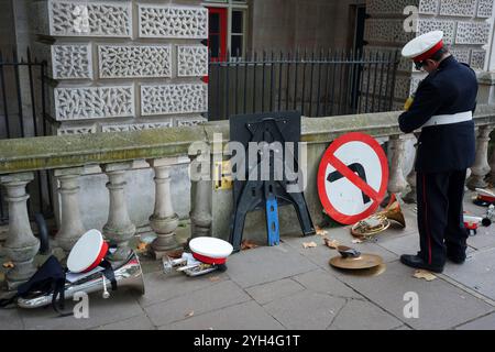 Un giovane bandsman riposa dopo la parata attraverso le strade della City of London nel giorno in cui il neo-eletto Lord Mayor di Londra, Alderman Alastair King of the Queenhithe Ward sfilerà attraverso la City of London durante l'annuale Lord Mayor's Show nel quartiere storico della capitale, il 9 novembre 2024, a Londra, Inghilterra. Alderman King è stato eletto come 696° Lord Mayor della City di Londra e la processione attraverso la parte più antica di Londra risale al XII secolo, quando re Giovanni permise all'antica città di Londra di nominare il proprio sindaco e ogni sindaco appena eletto ha fatto t Foto Stock