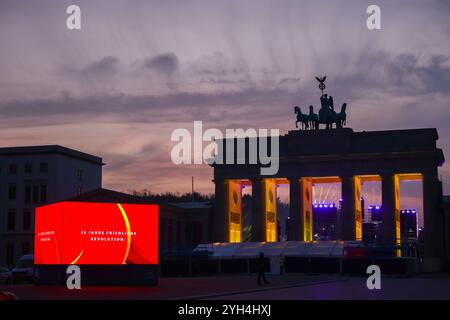 Berlino, Germania. 9 novembre 2024. Proiezione serale di fronte alla porta di Brandeburgo durante il 35° anniversario della caduta del muro di Berlino. Berlino, Germania, il 9 novembre 2024. (Credit Image: © Beata Zawrzel/ZUMA Press Wire) SOLO PER USO EDITORIALE! Non per USO commerciale! Foto Stock