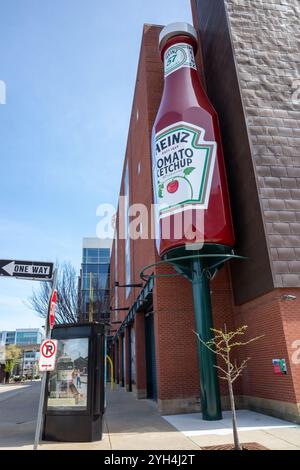 La bottiglia gigante di ketchup Heinz Tomato all'esterno dell'Heinz History Museum di Pittsburgh, Pennsylvania, è un punto di riferimento iconico per celebrare il periodo storico Foto Stock