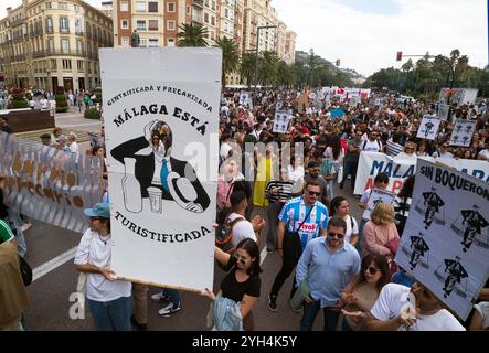 I manifestanti sono visti portare cartelli e striscioni mentre partecipano a una manifestazione contro il turismo di massa in città e chiedono un alloggio decente. Migliaia di persone sono scese per le strade nel centro di Malaga per protestare contro l'aumento dei prezzi di affitto. Negli ultimi anni, la città ha vissuto una grave crisi abitativa, in gran parte a causa di speculazioni sugli affitti e di un processo di gentrificazione, che ha reso difficile per molti l'accesso a un sistema abitativo decente. Le associazioni e le organizzazioni locali di vicinato chiedono l'introduzione di misure volte a limitare i prezzi di affitto e. Foto Stock