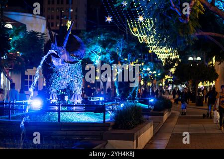 Santa Monica, Stati Uniti. 8 novembre 2024. La Third Street Promenade è illuminata di notte con le luci di Natale per l'inizio dell'inverno. Questa popolare destinazione turistica e per lo shopping vicino a Los Angeles si estende per diversi isolati della città. Crediti: Stu Gray/Alamy Live News. Foto Stock