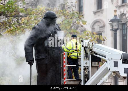 Londra, Regno Unito. 9 novembre 2024. La statua di Winston Churchill in Parliament Square è lavata in preparazione della commemorazione della domenica della memoria tenutasi al Cenotaph di Whitehall. Crediti: Andrea Domeniconi/Alamy Live News Foto Stock