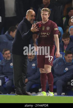 Brighton e Hove, Regno Unito. 9 novembre 2024. PEP Guardiola, allenatore del Manchester City, dà istruzioni a Kevin De Bruyne del Manchester City durante la partita di Premier League all'AMEX Stadium, Brighton e Hove. Il credito per immagini dovrebbe essere: Paul Terry/Sportimage Credit: Sportimage Ltd/Alamy Live News Foto Stock