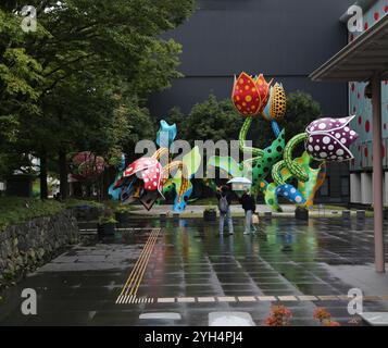 Visionary Flowers, 2002 di Yayoi Kusama, è esposto all'esterno al Matsumoto City Museum of Art di Nagano in Giappone Foto Stock