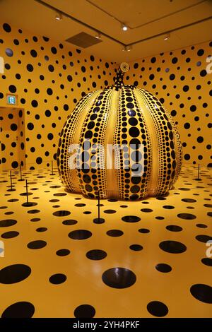 L'arte di Yayoi Kusama è esposta all'interno e all'esterno del Matsumoto City Museum of Art di Nagano in Giappone Foto Stock
