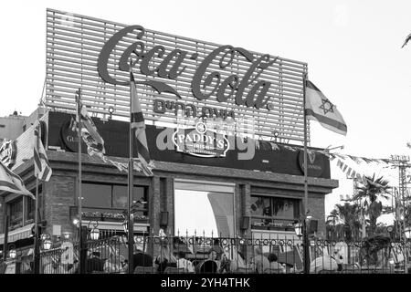 Eilat, Israele - 10 maggio 2024: Pub Paddy's Irish Bar a Eilat, gente che cena all'aperto Foto Stock