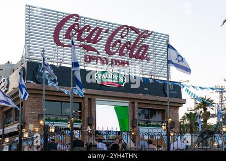 Eilat, Israele - 10 maggio 2024: Pub Paddy's Irish Bar a Eilat, gente che cena all'aperto Foto Stock