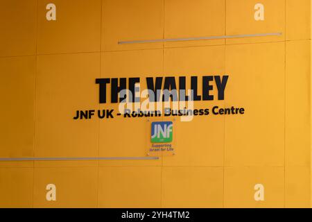 Mitzpe Ramon, Israele - 10 maggio 2024: Cartello di ingresso JNF UK BUSINESS VALLEY al business hub di Israel Negev Foto Stock