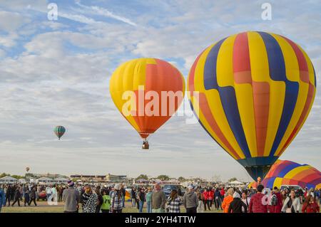 Palloni luminosi e colorati nel cielo mattutino, la festa in mongolfiera, palloni decorativi in lancio nel cielo blu autunnale ad Albuquerque, New Mexico a ottobre Foto Stock