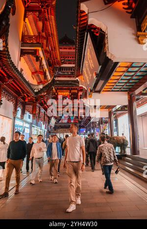 Vivace scena di strada nella storica città vecchia di Shanghai di notte Foto Stock