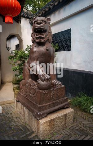 Statua del Leone Guardiano Cinese tradizionale nel cortile di Shanghai Foto Stock