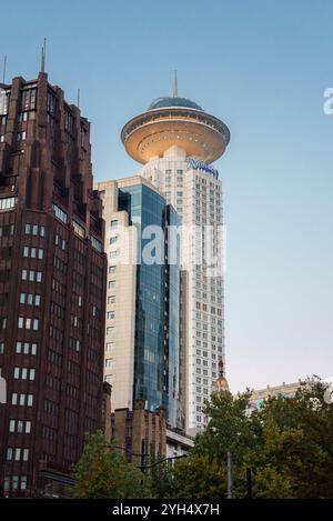 Radisson Blu Hotel Shanghai New World con elementi urbani e naturali Foto Stock