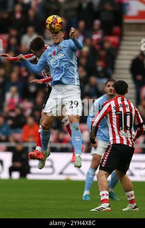 Stadio della luce, Sunderland, sabato 9 novembre 2024. Victor Torp del Coventry City vince un colpo di testa durante la partita del Campionato Sky Bet tra Sunderland e Coventry City allo Stadium of Light di Sunderland, sabato 9 novembre 2024. (Foto: Michael driver | mi News) crediti: MI News & Sport /Alamy Live News Foto Stock