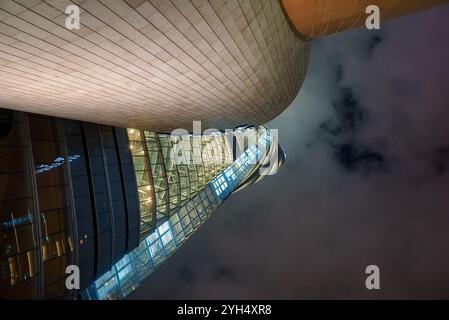 Vista dall'alto di un moderno grattacielo a Shanghai di notte Foto Stock