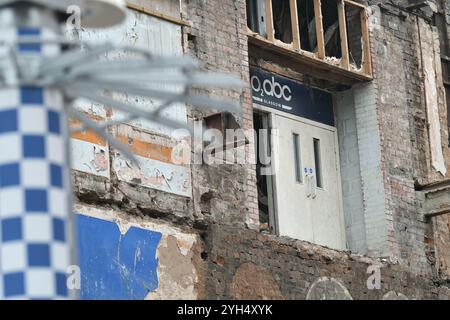 La porta interiore dell'O2 ABC si rivela mentre l'edificio viene demolito. 9 novembre 2024 Foto Stock