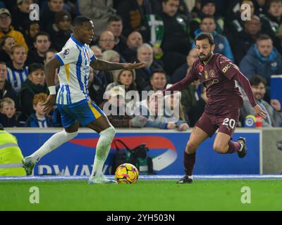 Brighton, Regno Unito. 9 novembre 2024. Brighton, Inghilterra - 9 novembre: Pervis Estupinan di Brighton & Hove Albion sotto pressione di Bernardo Silva (a destra) del Manchester City durante la partita di Premier League 2024/25 tra Brighton e Hove Albion contro il Manchester City all'Amex Stadium il 9 novembre 2024 a Brighton, Inghilterra. (David Horton/SPP) credito: SPP Sport Press Photo. /Alamy Live News Foto Stock