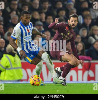 Brighton, Regno Unito. 9 novembre 2024. Brighton, Inghilterra - 9 novembre: Pervis Estupinan (sinistra) di Brighton & Hove Albion sotto la pressione di Bernardo Silva (destra) del Manchester City durante la partita di Premier League 2024/25 tra Brighton e Hove Albion contro il Manchester City all'Amex Stadium il 9 novembre 2024 a Brighton, Inghilterra. (David Horton/SPP) credito: SPP Sport Press Photo. /Alamy Live News Foto Stock