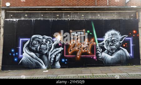Street art "Let There Be Light", con ET e Yoda, su un muro a Gravesend, Kent Foto Stock