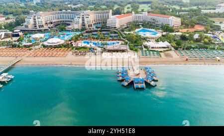 Splendida vista sulla costa di un resort tropicale con spiagge sabbiose e acque azzurre. Foto Stock