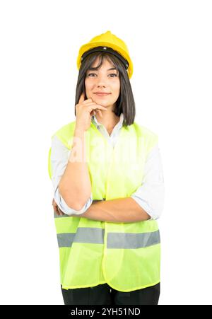 Ritratto di un ingegnere che sorride e indossa gilet e casco gialli, isolato su sfondo bianco Foto Stock