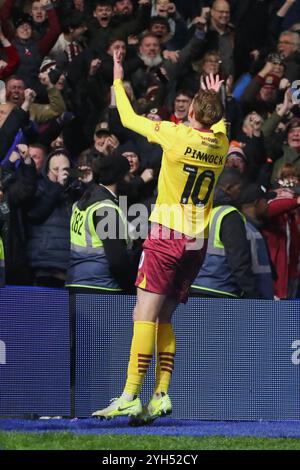 Birmingham, Regno Unito. 9 novembre 2024. Mitch Pinnock del Northampton Town celebra con i tifosi del Northampton Town il gol di pareggio nella EFL League One Birmingham City contro Northampton Town Credit: Clive Stapleton/Alamy Live News Foto Stock