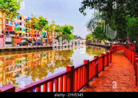 Passerella dipinta di rosso lungo il fiume Malacca nella città malese di Malacca, storico sito di insediamento dell'UNESCO. Foto Stock