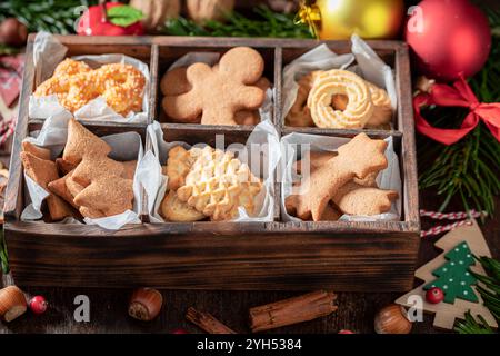 Biscotti al pan di zenzero per Natale in una scatola di legno sul tavolo Foto Stock