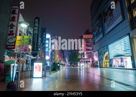 Vivace scena notturna di Nanjing Road a Shanghai, Cina Foto Stock