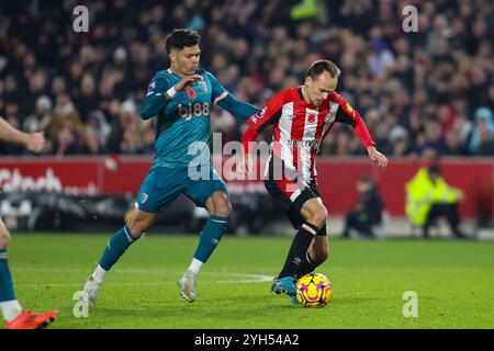 Londra, Regno Unito. 9 novembre 2024. Londra, Inghilterra, 9 ottobre 2024: Mikkel Damsgaard (24 Brentford) riceve pressioni da Evanilson (9 Bournemouth) durante la partita di Premier League tra Brentford e Bournemouth al Gtech Community Stadium di Londra, Inghilterra (Alexander Canillas/SPP) credito: SPP Sport Press Photo. /Alamy Live News Foto Stock