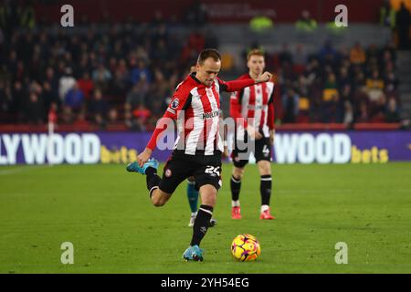 Londra, Regno Unito. 9 novembre 2024. Londra, Inghilterra, 9 ottobre 2024: Mikkel Damsgaard (24 Brentford) attraversa la palla durante la partita di Premier League tra Brentford e Bournemouth al Gtech Community Stadium di Londra, Inghilterra (Alexander Canillas/SPP) credito: SPP Sport Press Photo. /Alamy Live News Foto Stock