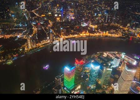 Vista aerea notturna di Shanghai con Bund e grattacieli Foto Stock